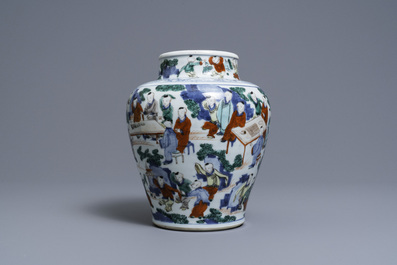 Un vase en porcelaine de Chine wucai &agrave; d&eacute;cor des '100 gar&ccedil;ons', &eacute;poque Transition