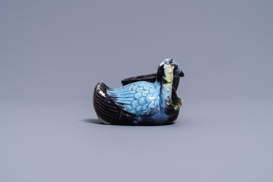 Un compte-gouttes en forme de canard et fleur de lotus en porcelaine de Chine &eacute;maill&eacute;e aubergine et turquoise, Kangxi