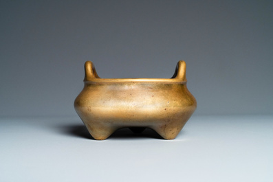 Een Chinese bronzen driepotige wierookbrander, Yu Tang Qing Wan merk, Kangxi