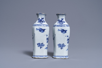 Une paire de vases en fa&iuml;ence de Delft en bleu et blanc et une assiette 'queue de paon' polychrome, 18&egrave;me