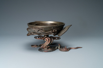 Un bol sur piedouche &agrave; d&eacute;cor de grues en cuivre, bronze et &eacute;tain, sign&eacute; Kimura Toun, Japon, Meiji, 19&egrave;me