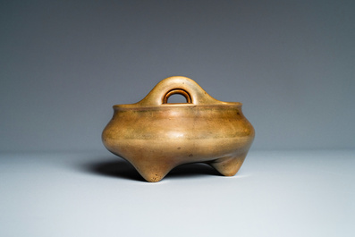 Een Chinese bronzen driepotige wierookbrander, Yu Tang Qing Wan merk, Kangxi