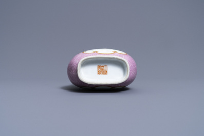 Een Chinese famille rose 'hu' vaas met roze fondkleur, Jiaqing merk, Republiek