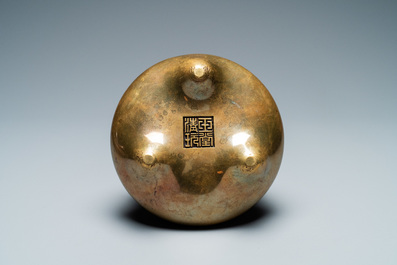 Een Chinese bronzen driepotige wierookbrander, Yu Tang Qing Wan merk, Kangxi