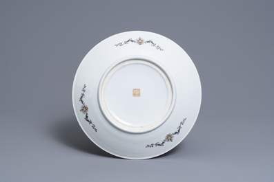 Un plat en porcelaine de Chine famille rose, marque de Qianlong, R&eacute;publique