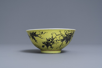 Un bol Dayazhai en porcelaine de Chine grisaille sur fond jaune, marque Yong Qing Cang Chun, Guangxu