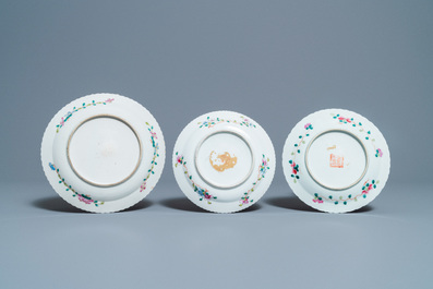 Trois assiettes et trois bols en porcelaine de Chine famille rose pour le march&eacute; Straits ou Peranakan, 19&egrave;me