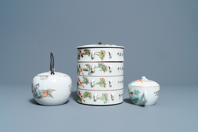 Deux th&eacute;i&egrave;res et une bo&icirc;te &agrave; quatre compartiments en porcelaine de Chine qianjiang cai, 19/20&egrave;me