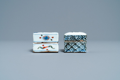 Twee vierkante Chinese blauw-witte en wucai ko-sometsuke dekseldoosjes voor de Japanse markt, Transitie periode
