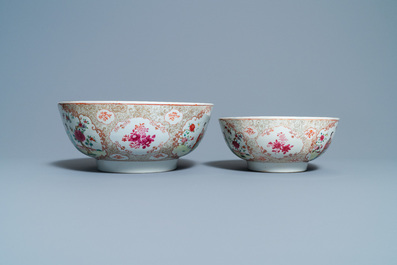 Deux bols en porcelaine de Chine famille rose &agrave; d&eacute;cor mandarin, Qianlong