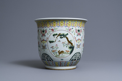 Une jardini&egrave;re en porcelaine de Chine famille rose, 19&egrave;me