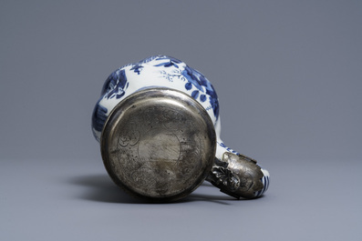 Een getorste blauw-witte Delftse chinoiserie kan met zilveren deksel, 17e eeuw