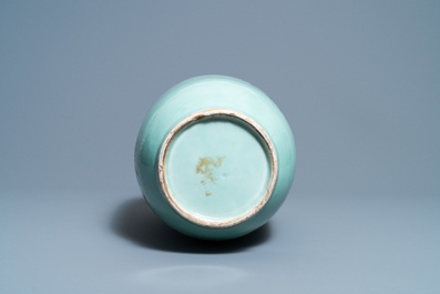 Een Chinese blauw-witte vaas met celadon fondkleur, Qianlong