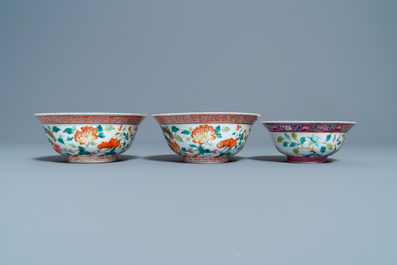 Trois assiettes et trois bols en porcelaine de Chine famille rose pour le march&eacute; Straits ou Peranakan, 19&egrave;me