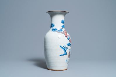 Un vase en porcelaine de Chine en bleu, blanc et rouge de cuivre &agrave; d&eacute;cor de cerfs et d'un daim, 19&egrave;me