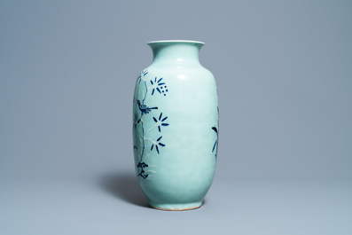 Een Chinese blauw-witte vaas met celadon fondkleur, Qianlong