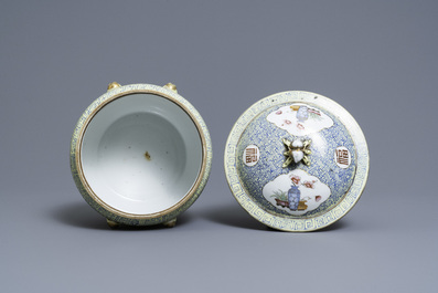 A varied collection of Chinese famille rose and blue and white wares, 19/20th C.