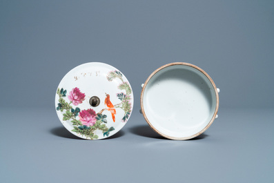 Deux th&eacute;i&egrave;res et une bo&icirc;te &agrave; quatre compartiments en porcelaine de Chine qianjiang cai, 19/20&egrave;me