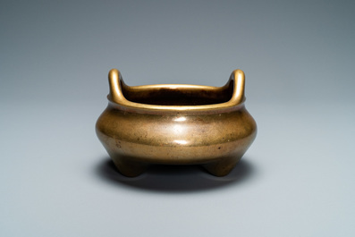 Een Chinese bronzen driepotige wierookbrander, Yu Tang Qing Wan merk, Kangxi