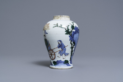 Un vase en porcelaine de Chine wucai &agrave; d&eacute;cor de 'Hongfu', &eacute;poque Transition