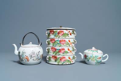 Deux th&eacute;i&egrave;res et une bo&icirc;te &agrave; quatre compartiments en porcelaine de Chine qianjiang cai, 19/20&egrave;me