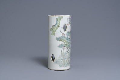 Un porte-chapeau en porcelaine de Chine qianjiang cai, 19&egrave;me