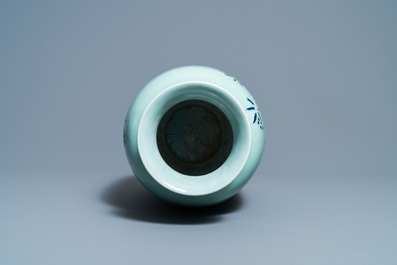 Een Chinese blauw-witte vaas met celadon fondkleur, Qianlong