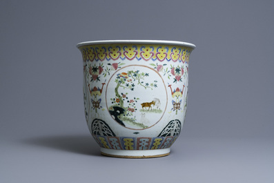 Une jardini&egrave;re en porcelaine de Chine famille rose, 19&egrave;me