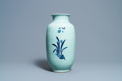 Un vase en porcelaine de Chine en bleu et blanc &agrave; fond c&eacute;ladon, Qianlong