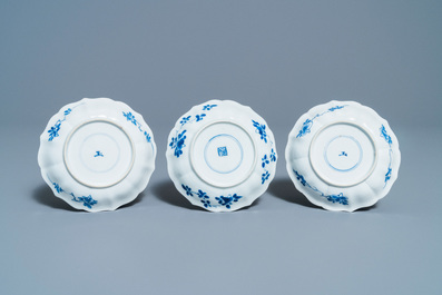 Six tasses et soucoupes en porcelaine de Chine en bleu et blanc, Kangxi