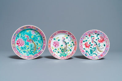 Trois assiettes et trois bols en porcelaine de Chine famille rose pour le march&eacute; Straits ou Peranakan, 19&egrave;me