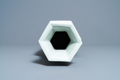 Un vase de forme hexagonale en porcelaine de Chine qianjiang cai, 19&egrave;me