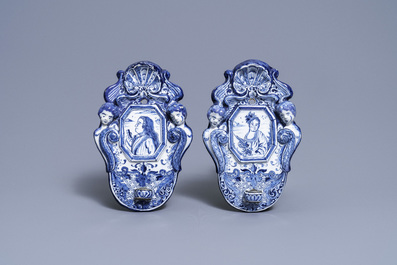 Une paire d'appliques en fa&iuml;ence de Delft en bleu et blanc aux portraits du prince Guillaume IV et de la princesse Anne, 18&egrave;me