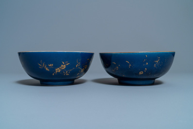 Drie Chinese monochrome blauwe kommen met verguld decor, Kangxi