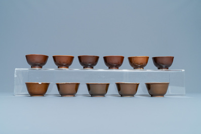 31 Chinese capucine brown-ground saucers and 22 cups, Kangxi/Qianlong