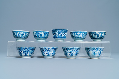 18 Chinese blauw-witte schotels en 17 koppen, Kangxi en later