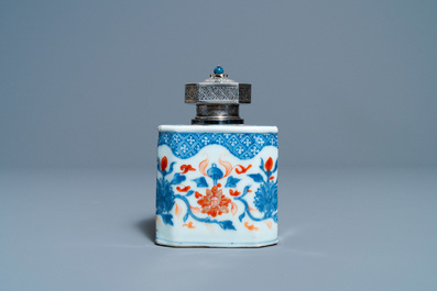 Dix-huit soucoupes, sept tasses, deux plats et une bo&icirc;te &agrave; th&eacute; en porcelaine de Chine en bleu et blanc, Kangxi/Qianlong