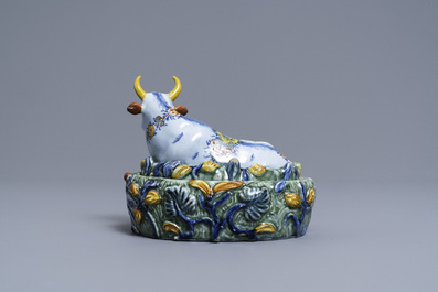 Een polychrome Delftse botervloot in de vorm van een koe, 18e eeuw