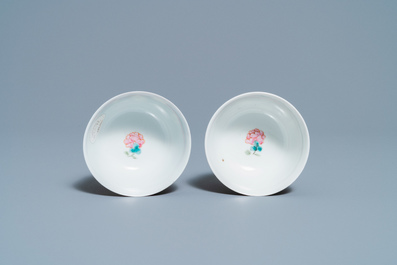 Une paire de tasses et soucoupes en porcelaine de Chine famille rose &agrave; fond rouge de rubis, Yongzheng