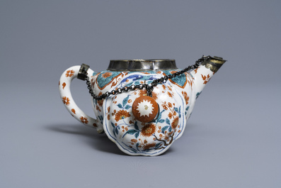 Een polychrome petit feu en vergulde Delftse theepot met deksel, vroeg 18e eeuw