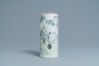 Un porte-chapeau ajour&eacute; en porcelaine de Chine qianjiang cai, 19&egrave;me