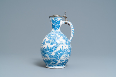 Een grote blauw-witte Delftse chinoiserie kan met tinnen deksel, 17e eeuw