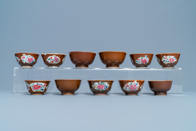 31 soucoupes et 22 tasses en porcelaine de Chine &agrave; fond brun capucin, Kangxi/Qianlong