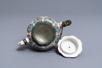 Une th&eacute;i&egrave;re couverte en fa&iuml;ence de Delft polychrome petit feu et dor&eacute;, d&eacute;but du 18&egrave;me