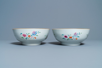 Une paire de bols en porcelaine de Chine famille rose, Qianlong