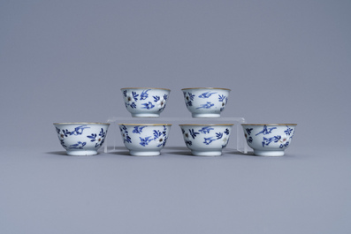 Six tasses et soucoupes en porcelaine de Chine en bleu, blanc et rouge de cuivre, Kangxi