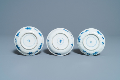 Een collectie Chinese en Japanse blauw-witte koppen en schotels en twee kannen, Wanli en later