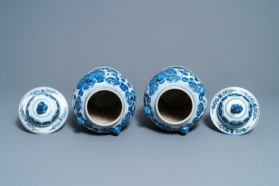 Deux paires de vases couverts en porcelaine de Chine en bleu et blanc et famille verte, 19/20&egrave;me