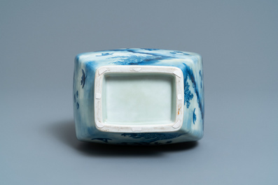 Een Chinese blauw-witte vaas met olifantenoren, Qianlong