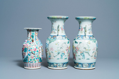 Trois vases en porcelaine de Chine famille rose, 19&egrave;me